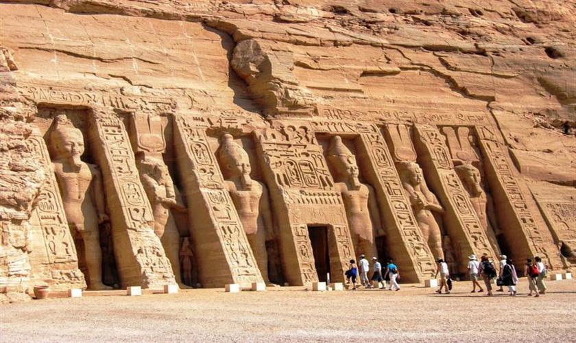 Reise mit der Übernachtung nach Luxor und Abu Simbel